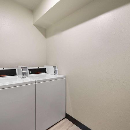 Super 8 by Wyndham Columbus Hotel Bagian luar foto
