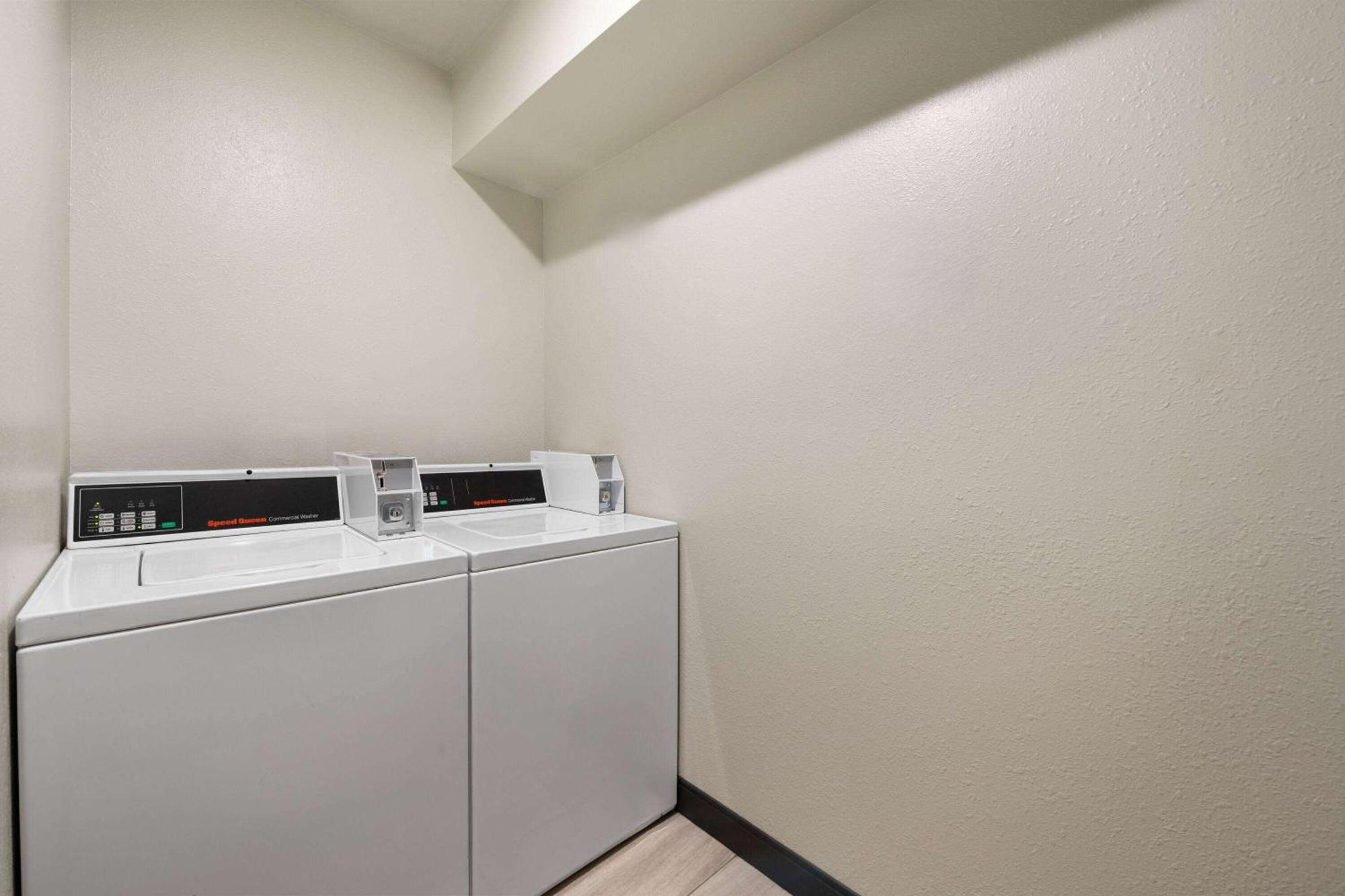 Super 8 by Wyndham Columbus Hotel Bagian luar foto