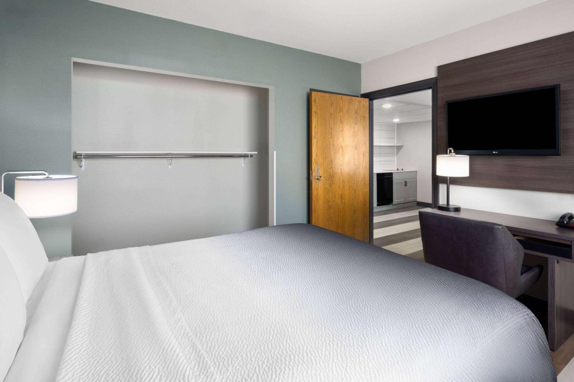 Super 8 by Wyndham Columbus Hotel Bagian luar foto