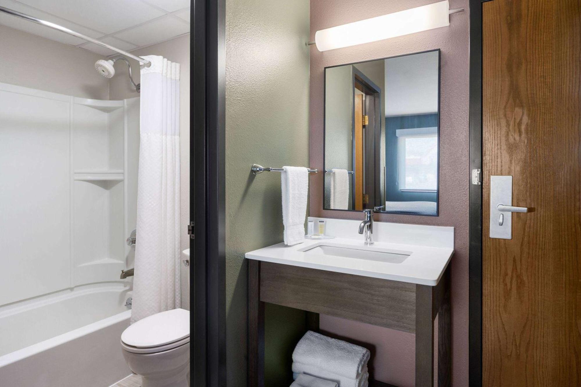 Super 8 by Wyndham Columbus Hotel Bagian luar foto