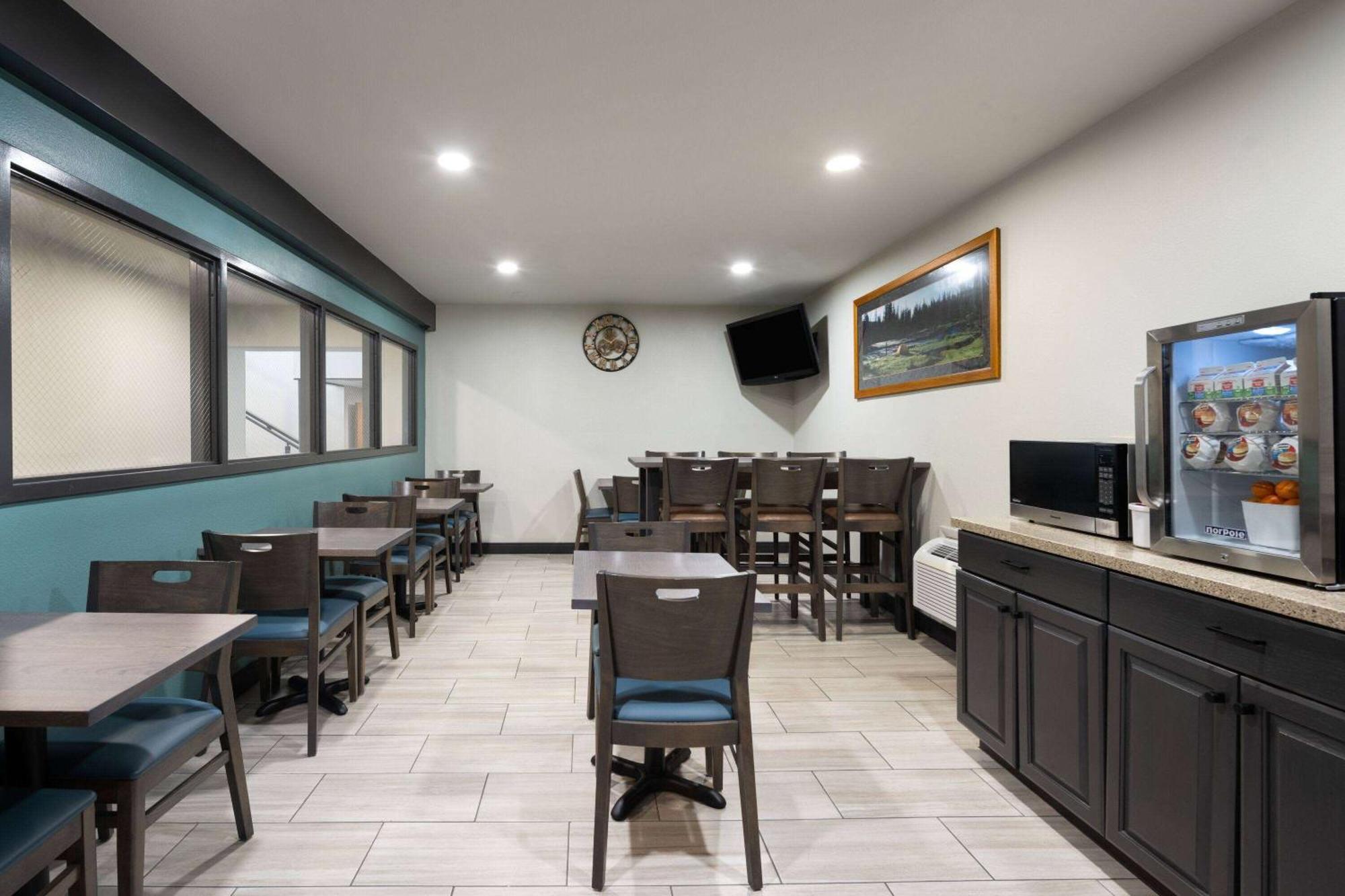 Super 8 by Wyndham Columbus Hotel Bagian luar foto