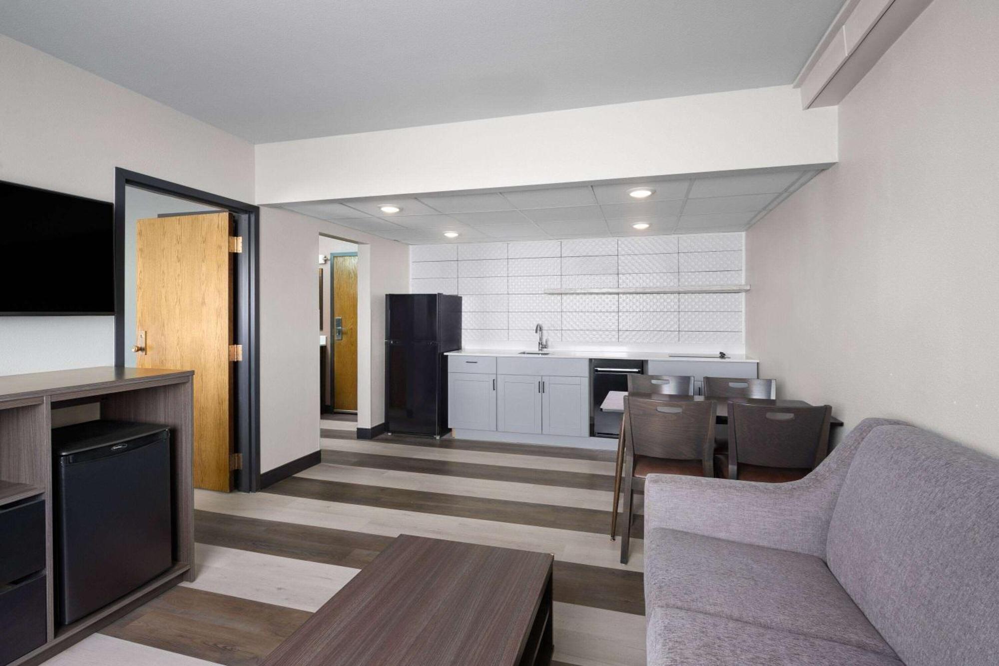 Super 8 by Wyndham Columbus Hotel Bagian luar foto