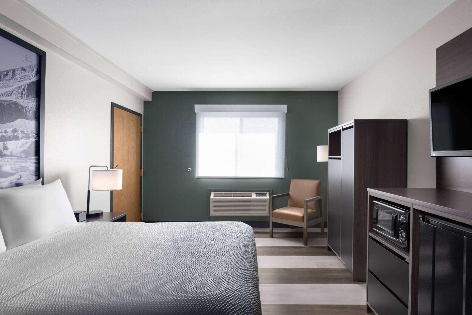 Super 8 by Wyndham Columbus Hotel Bagian luar foto
