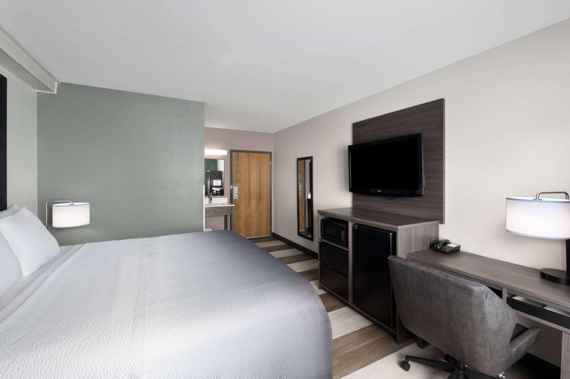 Super 8 by Wyndham Columbus Hotel Bagian luar foto