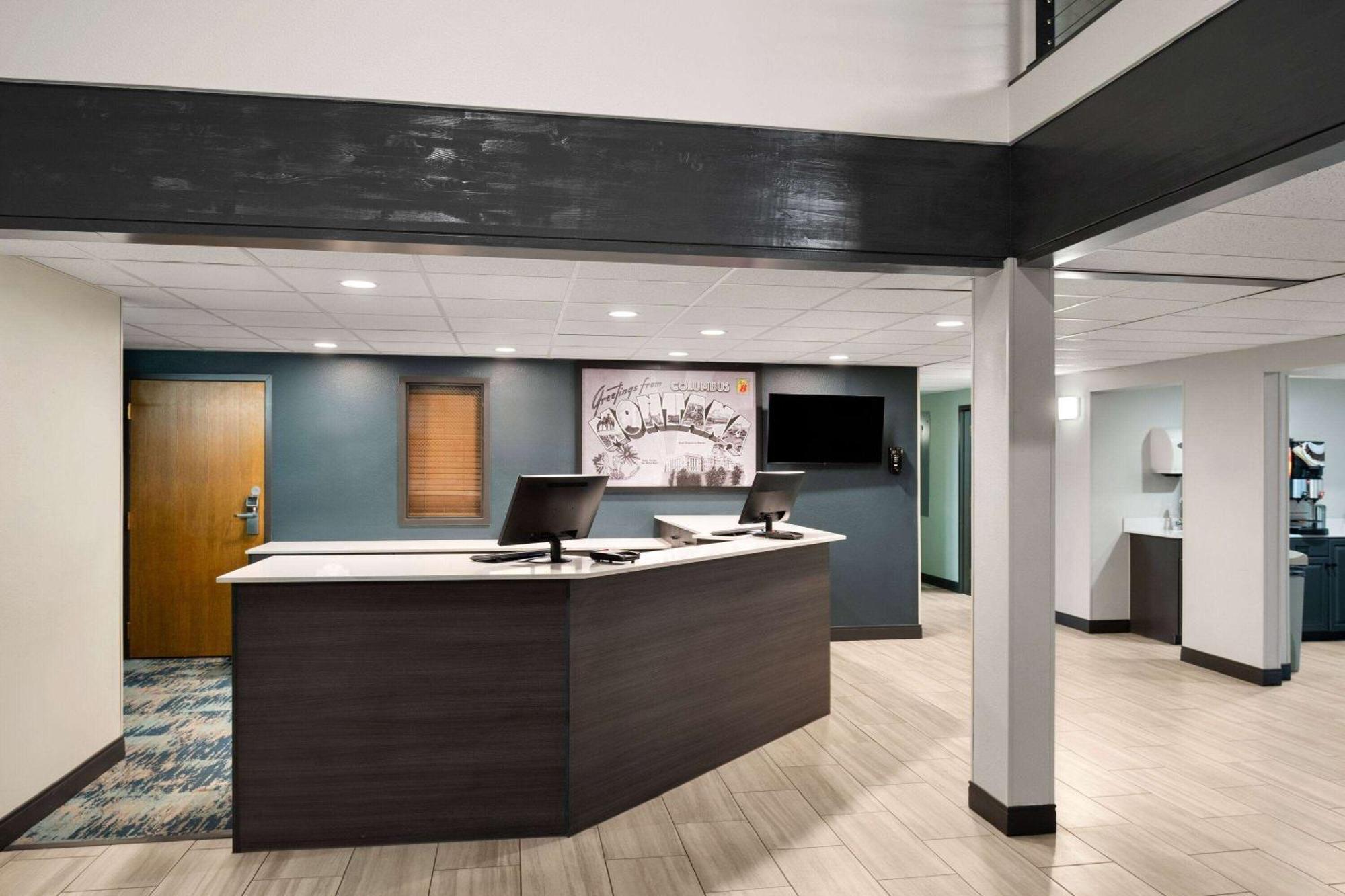 Super 8 by Wyndham Columbus Hotel Bagian luar foto